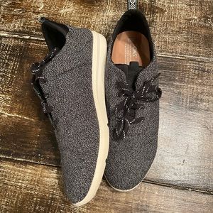 Toms tennis shoes